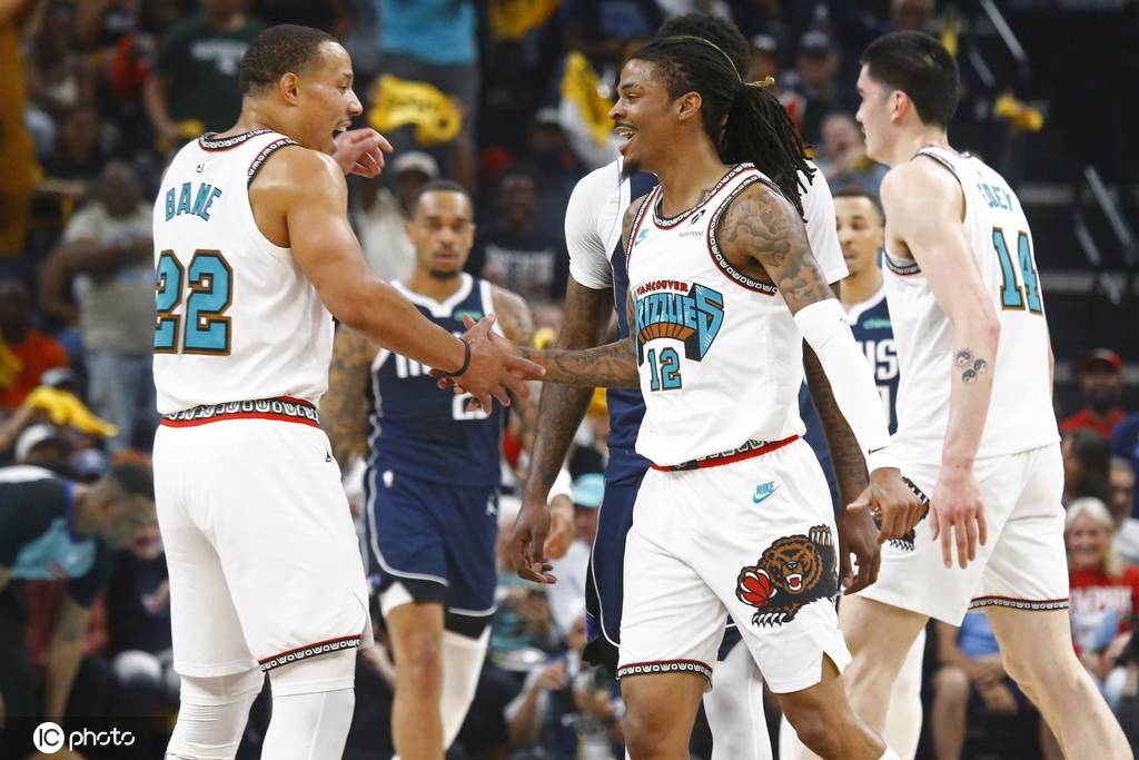 体育皇冠信用网_莫兰特带伤出战22+9浓眉空砍40+9 灰熊胜独行侠进季后赛