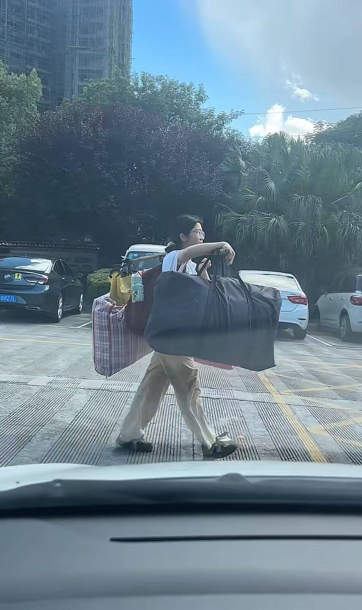 世界杯外围赛_广西一女生高考结束后独自挑行李回家感动全网世界杯外围赛，学校：她很朴实，老师们评价都很高