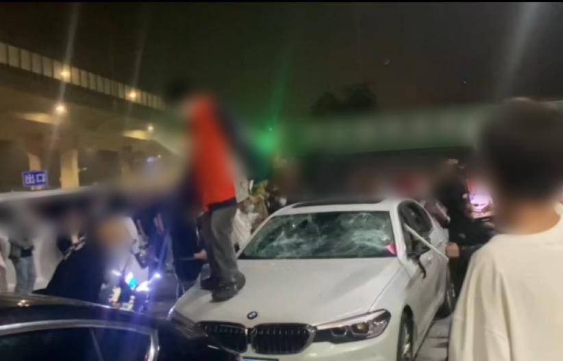 法林明高RJ足球_男子被追打躲进朋友宝马车法林明高RJ足球，人车遭打砸群殴，警方：已抓获23人，两伤者无生命危险