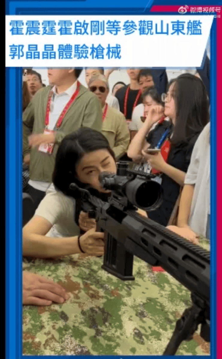 皇冠信用網登3_霍启刚夫妇参观山东舰皇冠信用網登3，郭晶晶亲身体验枪械操作引围观