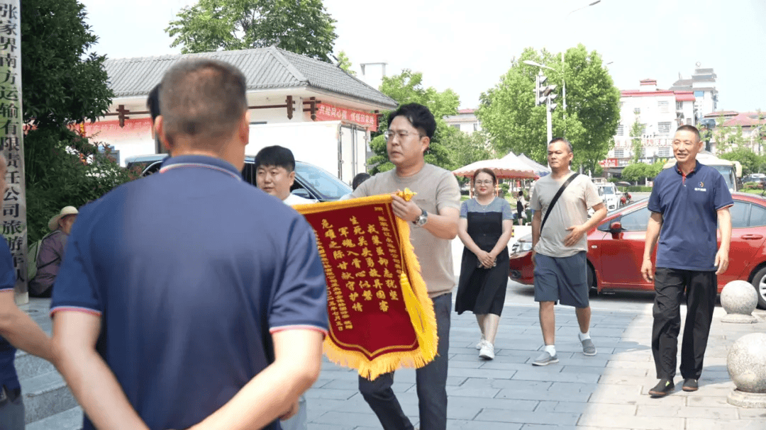 法国足球甲级联赛_张家界司机高速上突发疾病法国足球甲级联赛，晕倒前尽全力熄火刹车救下整车韩国游客，自己不幸离世，年仅41岁，他是退役军人