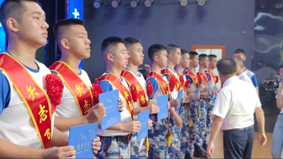 美国足球_人数全国第一美国足球！绵阳中学40余人被录取为空军飞行学员