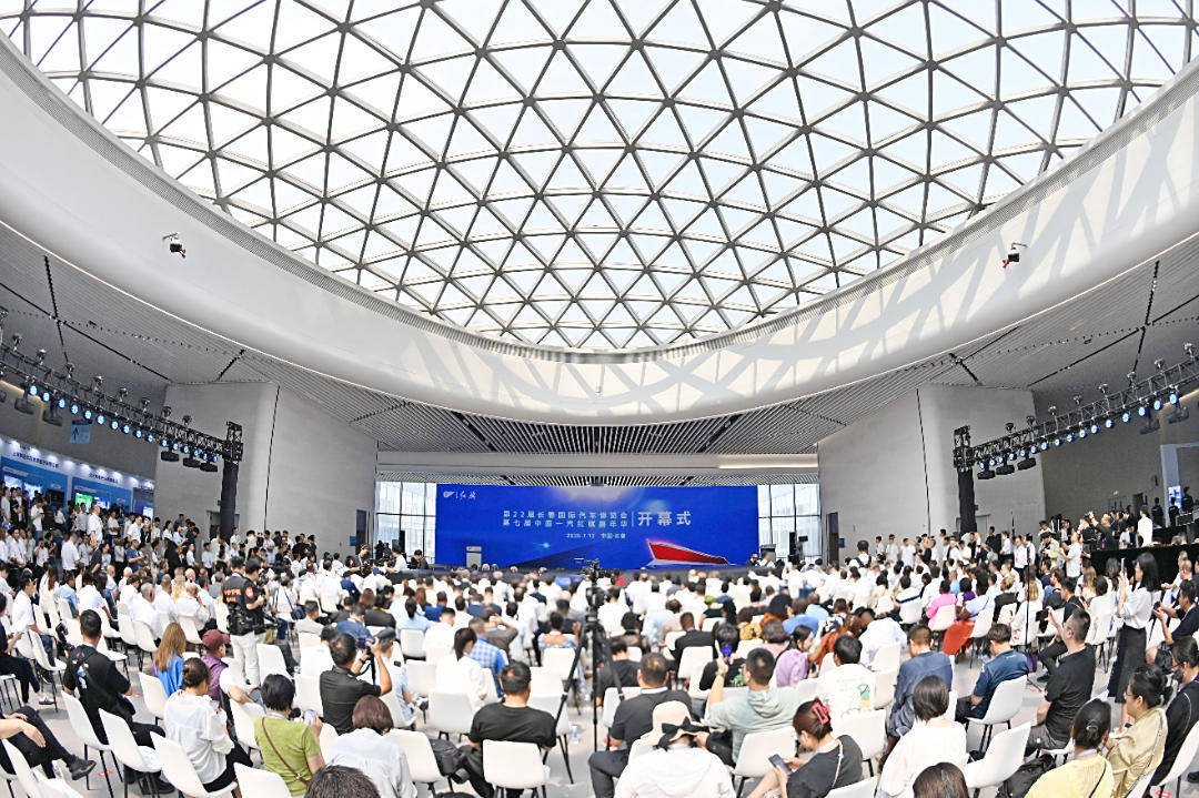 电竞赛事_吉林省委书记黄强、省长胡玉亭出席长春汽博会、第七届中国一汽红旗嘉年华开幕式