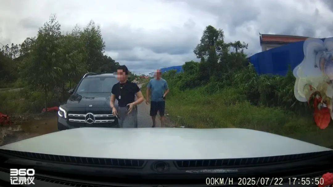 皇冠信用网开号_被亮证当事人发声：相关负责人称女司机为普通经营者皇冠信用网开号，证件是假的