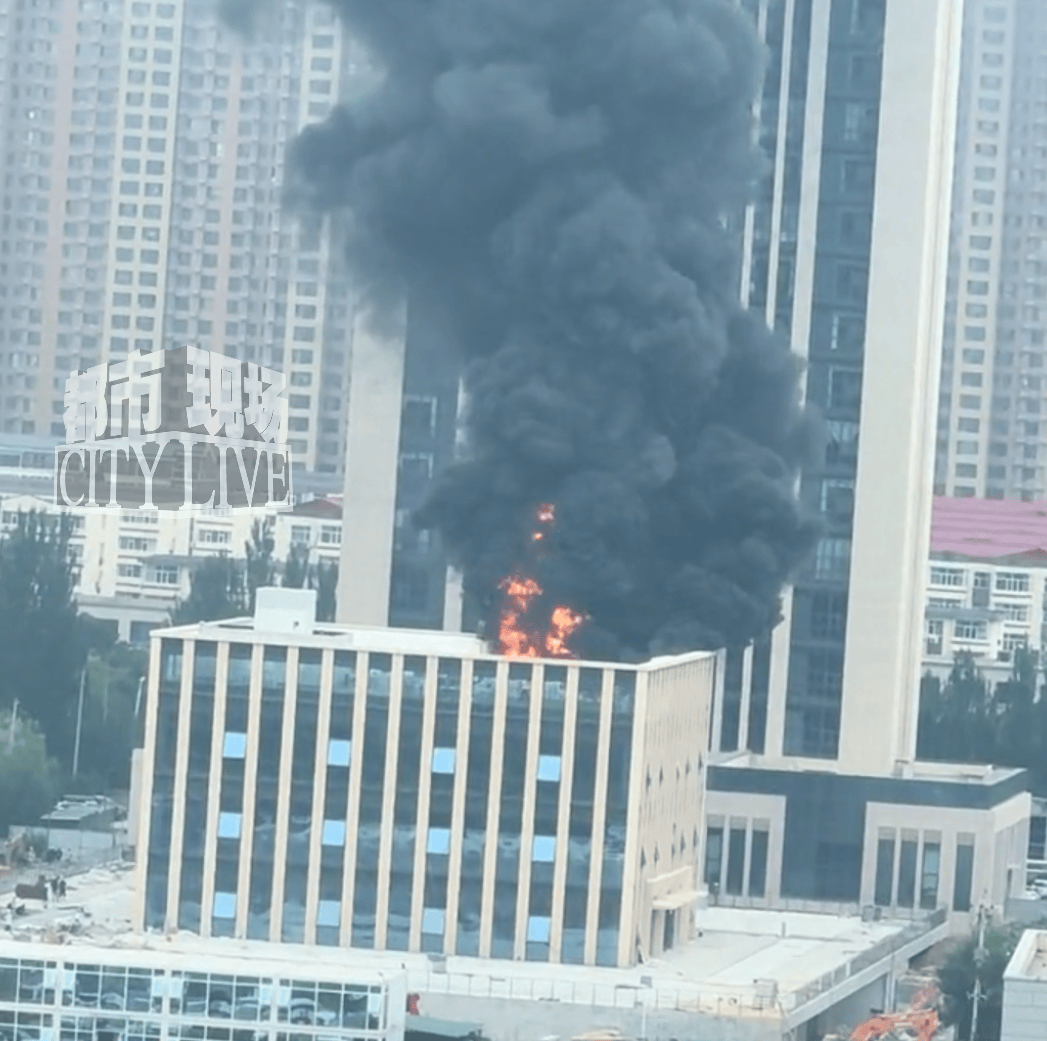 皇冠足球平台代理_山西太原一办公大楼起火皇冠足球平台代理，现场浓烟滚滚，黑烟冲天，目击者：里面有人在来回跑