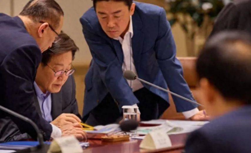 五大联赛冠军_选中国还是选美国？拒绝中方九三阅兵邀请后五大联赛冠军，李在明转头将连访两国，野心暴露无疑！