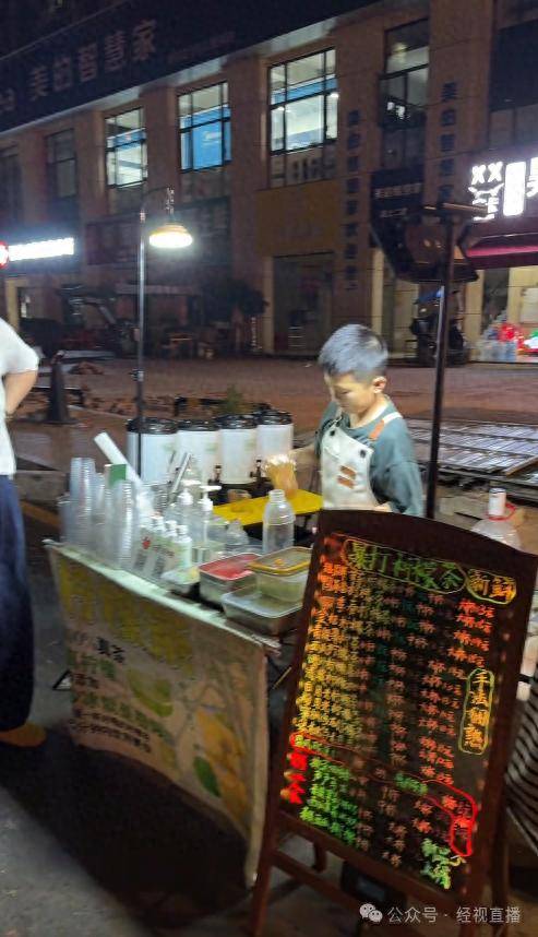 怎么注册皇冠信用网_11岁小学生暑期摆摊卖奶茶月入4000元怎么注册皇冠信用网！母亲回应