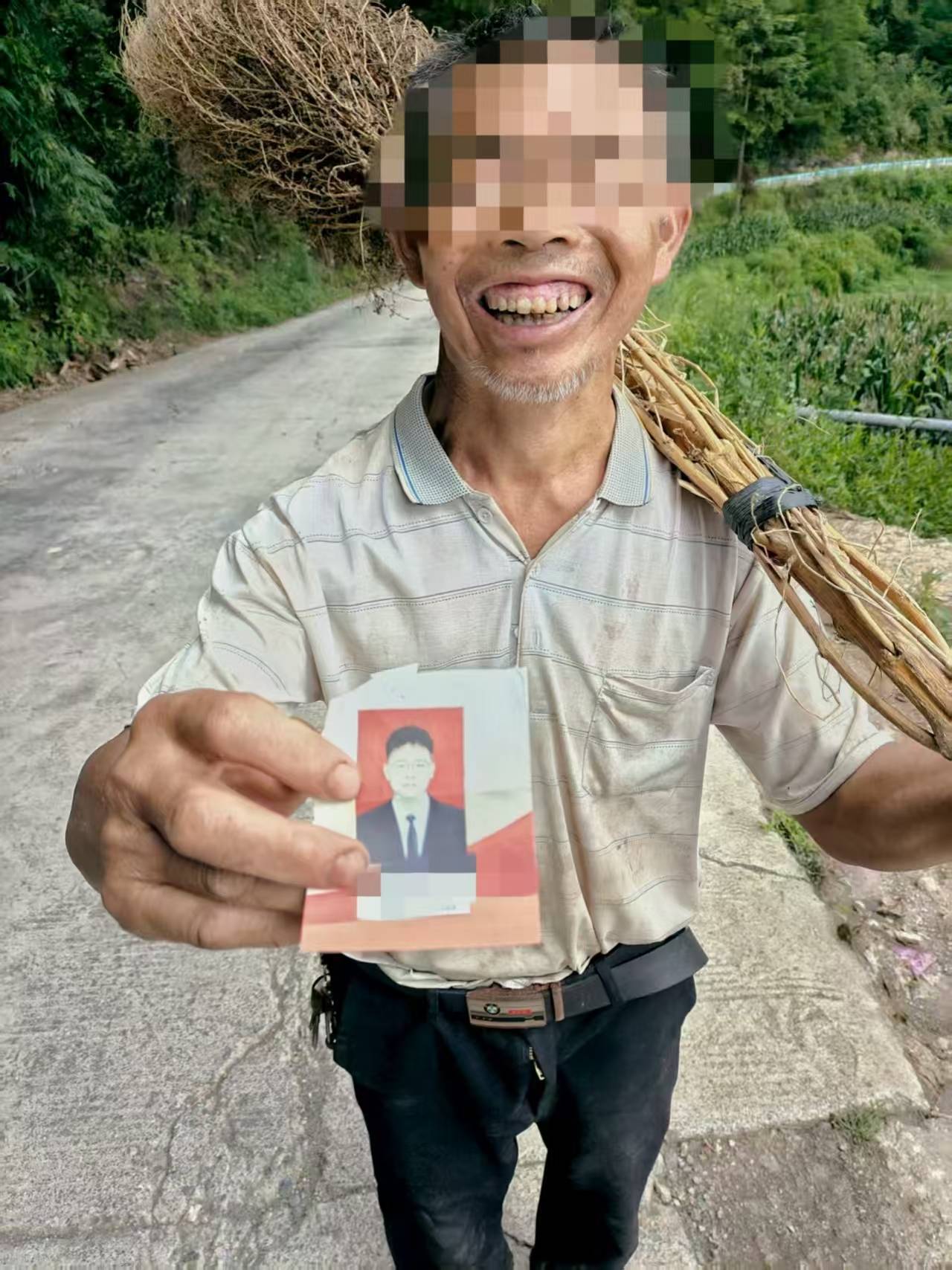 新版hga050_贵州老伯捡到00后村官丢弃旧照新版hga050，误以为重要资料怀揣一月等送还，当事人：超感动