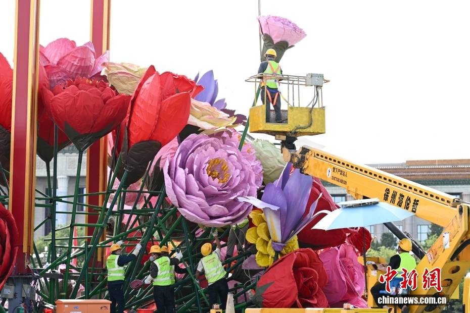意大利丙组联赛_迎国庆 “祝福祖国”花坛在北京天安门广场有序搭建