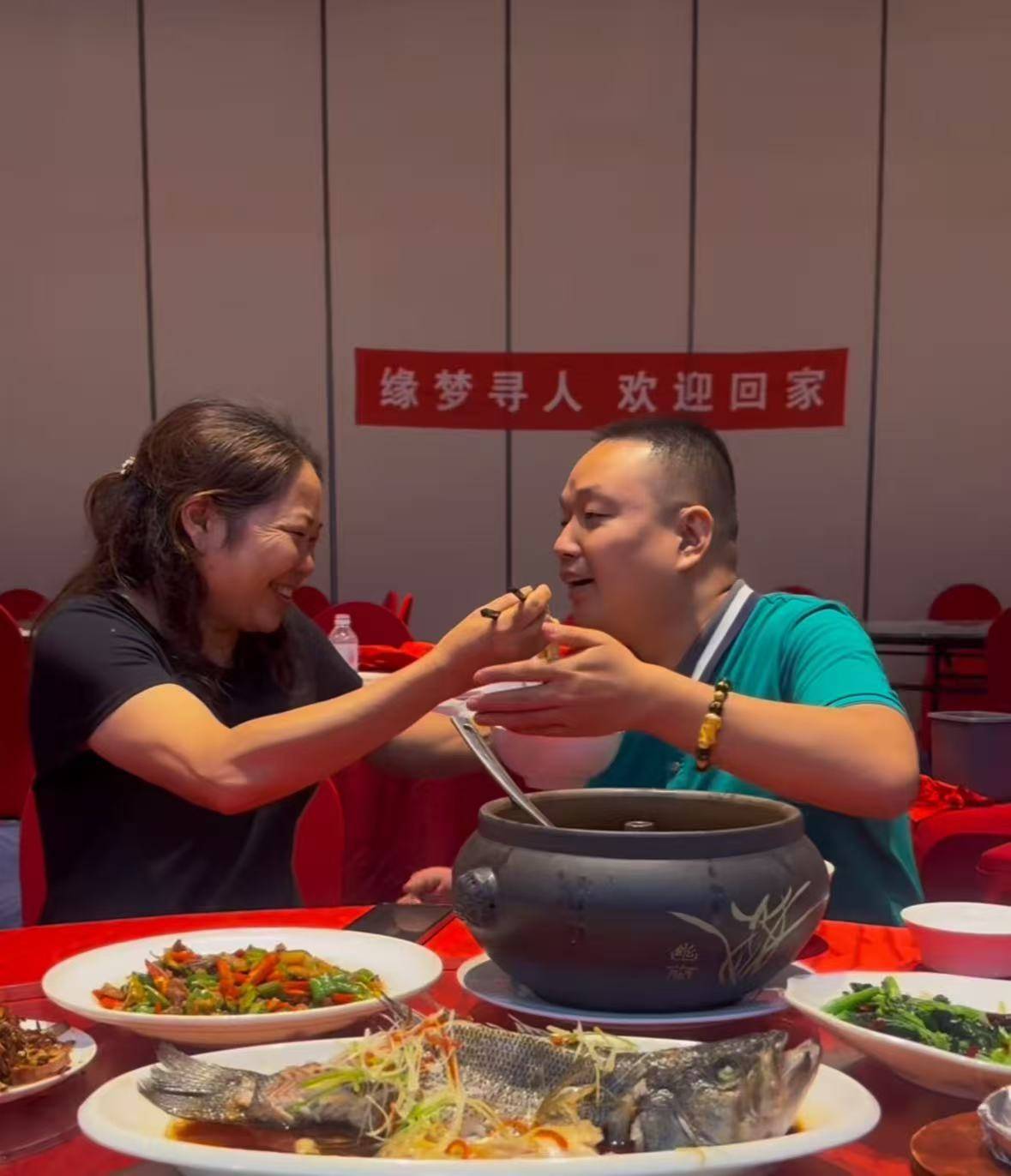 皇冠信用网在线注册_千万富翁与母亲相认团圆：曾被指是野孩子皇冠信用网在线注册，现在要将妈妈带在身边