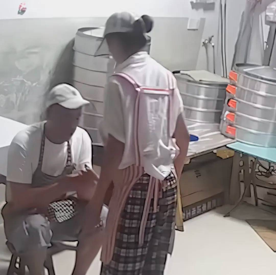 皇冠信用網网址_妻子抄起20斤油桶砸老公皇冠信用網网址，“晚10秒，后果不堪设想……”