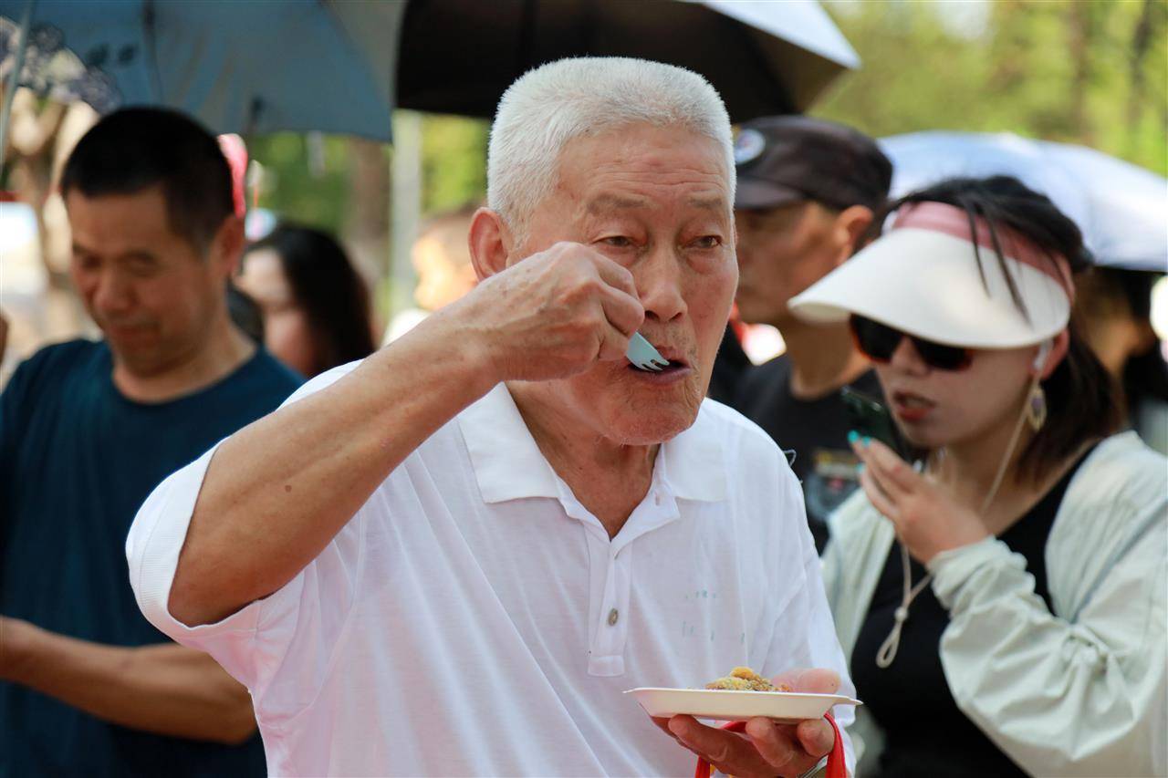 皇冠登3代理申请_重388斤皇冠登3代理申请！500人排队挑战超级大月饼