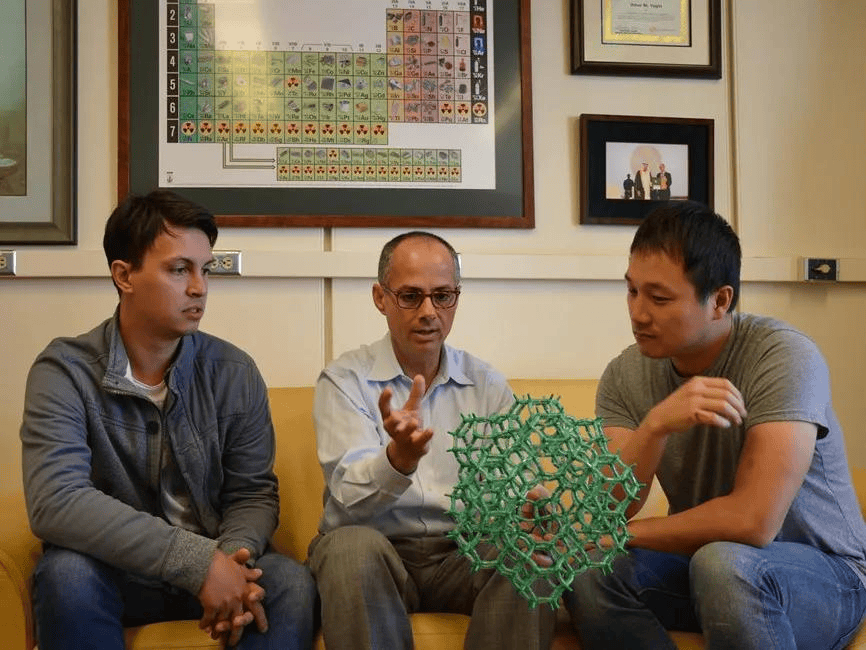 皇冠体育App下载_三名科学家获2025诺贝尔化学奖：皇冠体育App下载他们让沙漠空气也能“榨”出水