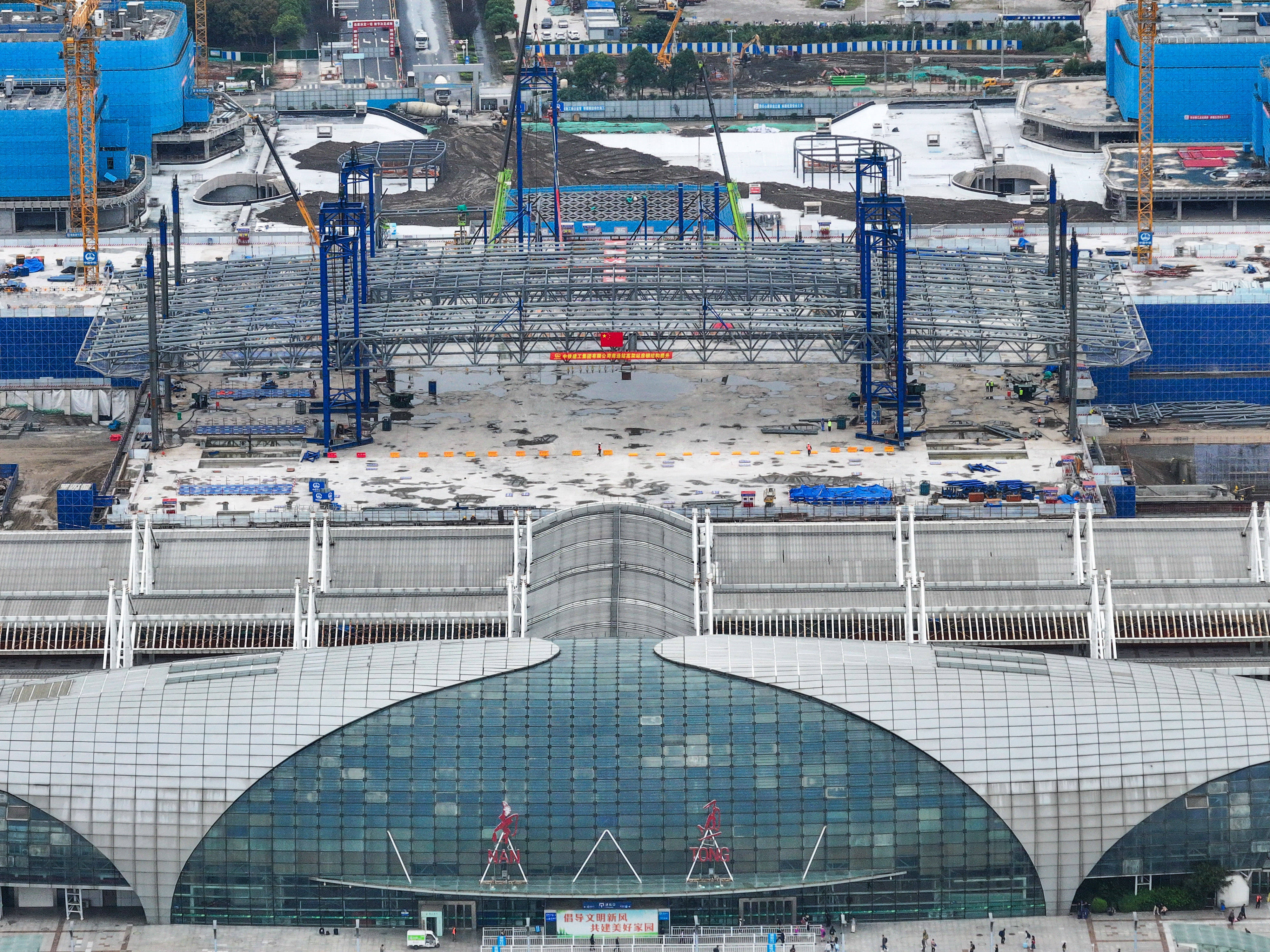 皇冠皇冠信用平台_新建上海至南京至合肥高铁南通站高架站房钢结构顺利提升