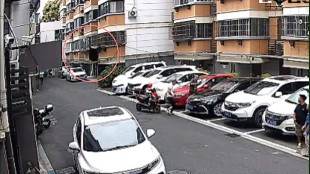 皇冠信用網出租_因妻子没带包子回家皇冠信用網出租，浙江一男子怒把30斤行李箱从6楼扔下，还称“砸到人了我就负责，没砸到就没事”，目前该男子已被刑拘