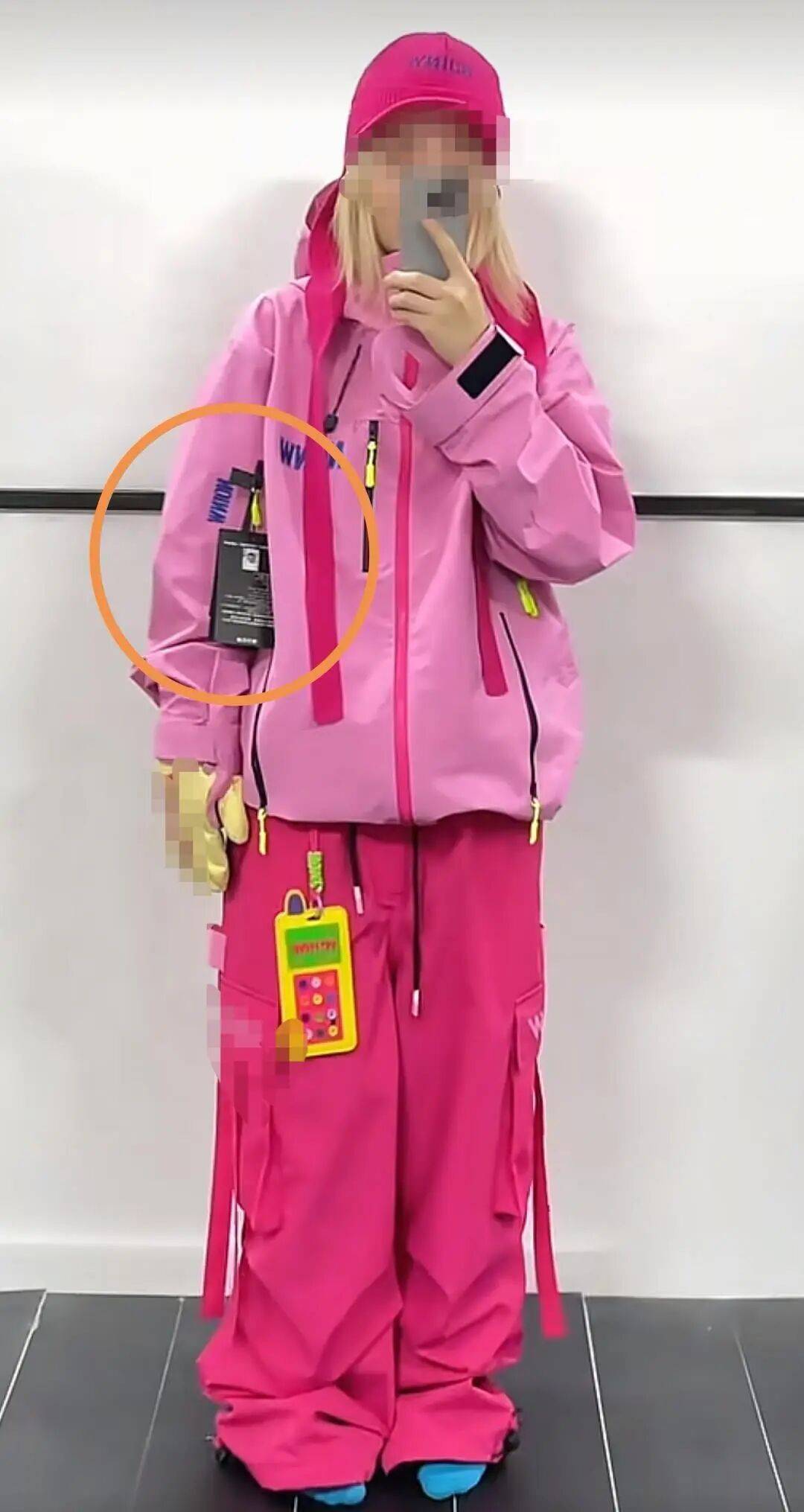 皇冠代理联系方式_大反转！女子穿未摘吊牌滑雪服爬山遭网暴皇冠代理联系方式，真相曝光网友集体道歉