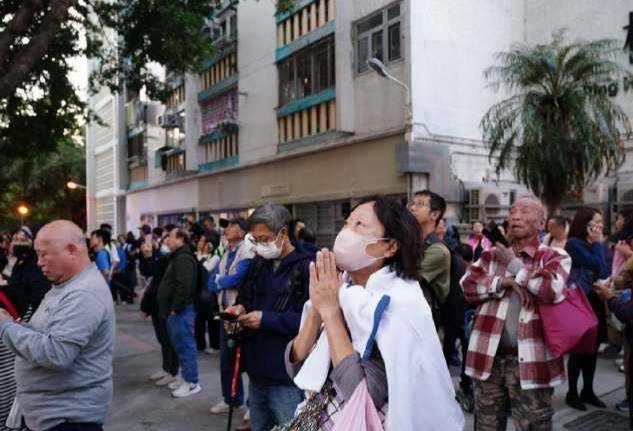 皇冠信用网登2代理申请_香港大埔多幢高层建筑失火皇冠信用网登2代理申请，已致13死28伤，政府开设多处庇护中心安置疏散居民