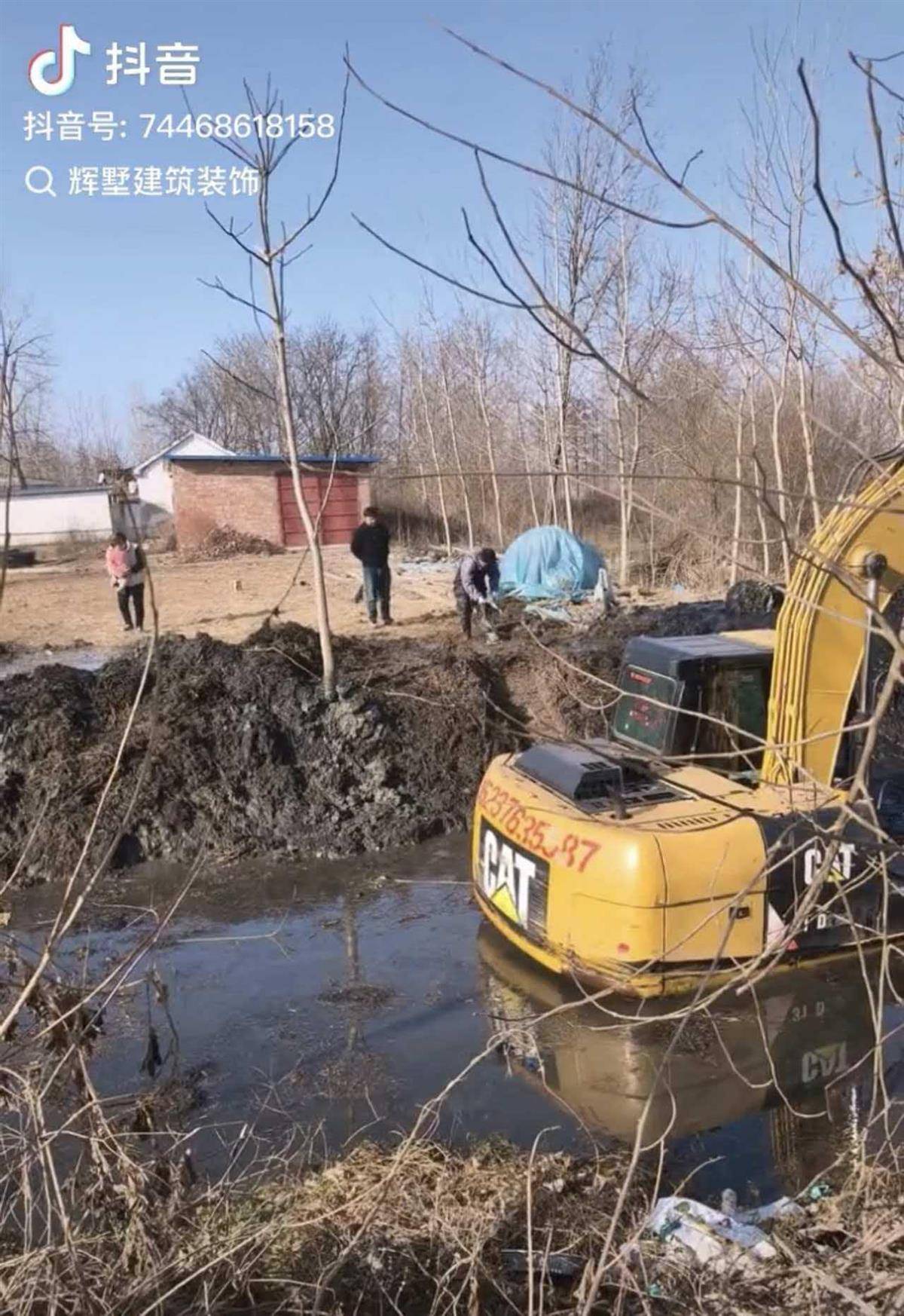 正版皇冠信用开户申请_大鹅主人抽水追凶最新进展来了:深刨半米淤泥啥也不见正版皇冠信用开户申请,或因厚草盖顶溺亡