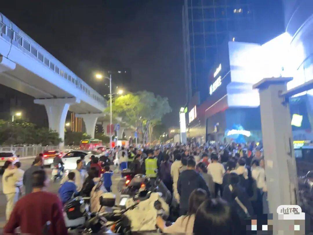 皇冠信用网如何开户_市民投诉深圳一商圈刚开业皇冠信用网如何开户,就被“电鸡”围堵了!部门回应