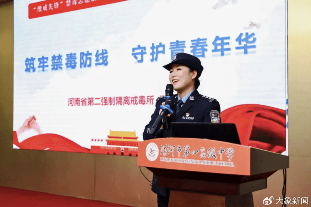 正版皇冠信用网代理_河南一男子街头挥刀乱刺正版皇冠信用网代理,被休假女警一脚踢落凶器!女警面部缝合30余针,手套被血浸透