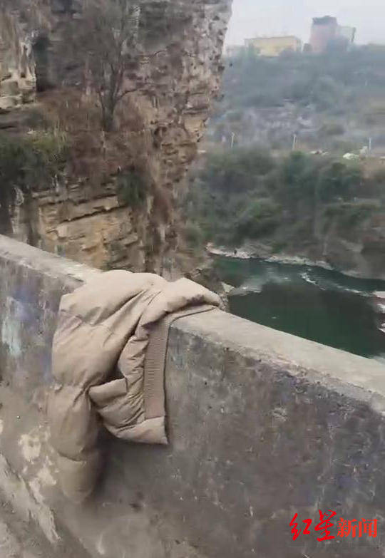 皇冠app
_26岁男子跳桥身亡:办婚礼不足一月和女方分手皇冠app
,事发前两天起诉返还彩礼案刚开庭