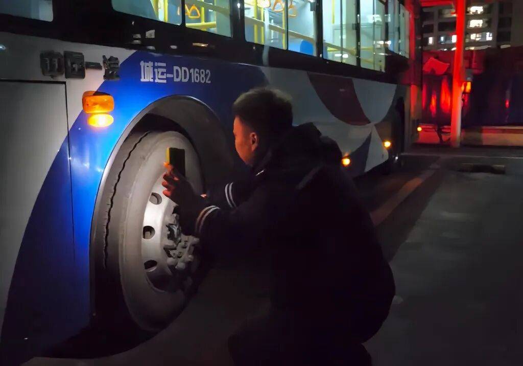 皇冠信用网代理注册_青岛一小伙:“长大后皇冠信用网代理注册,我开上了小时候经常坐的公交车”……从幼儿老师到公交司机,他用坚守温暖春运归途