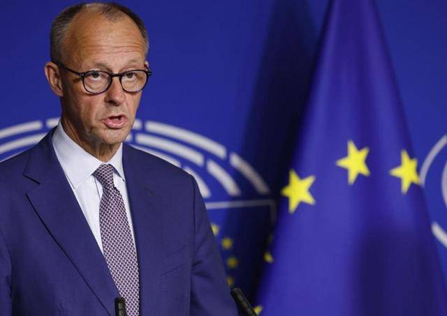 世界杯皇冠足球平台_中方高规格招待世界杯皇冠足球平台,默茨接过鲜花,走进人民大会堂前,他喊出了9个字