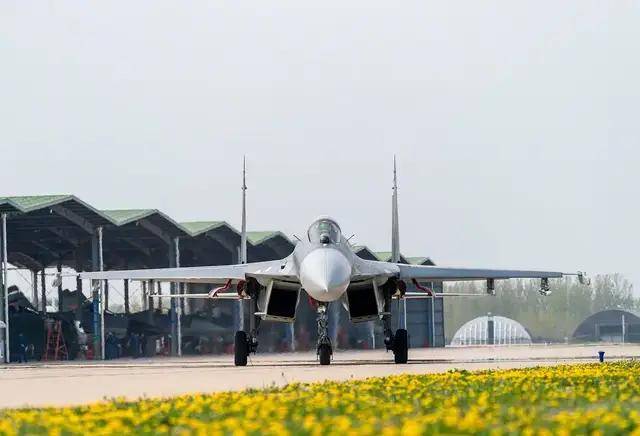 皇冠信用网网址_三代同堂皇冠信用网网址！央视首次出现歼-11、歼-11BS、歼-11BG同框画面