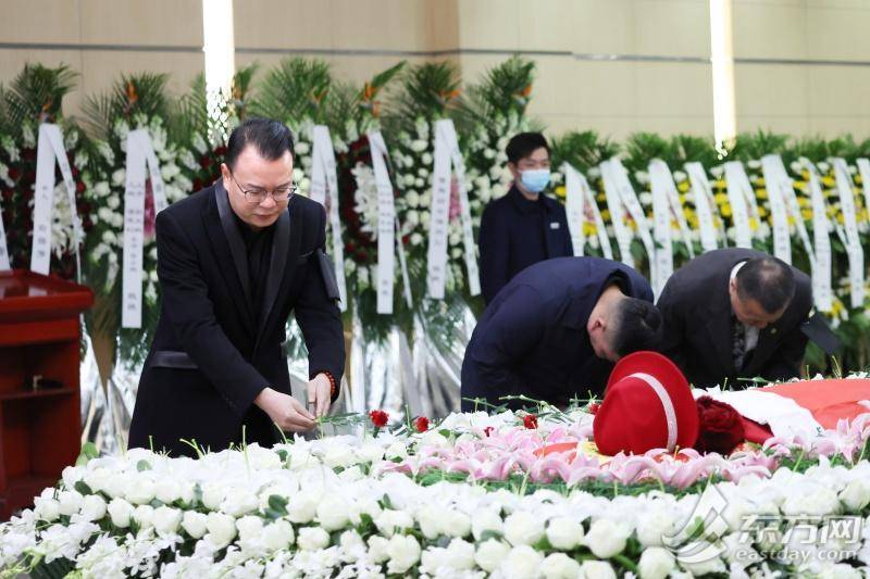 皇冠代理联系方式 _上海市民送别百岁嫩娘：从艺八十载皇冠代理联系方式 ，最后一次红装谢幕 | 组图