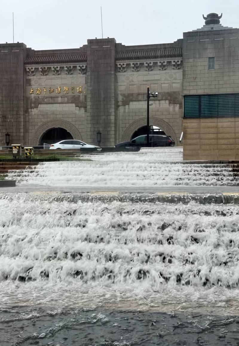 世界杯足球代理
_上海特大暴雨致地下超市遭遇水浸世界杯足球代理
,已暂停营业!仍有雷阵雨