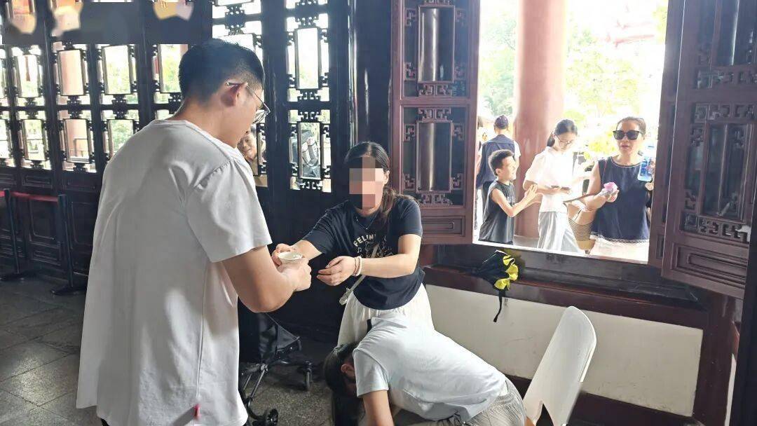皇冠信用网怎么代理_黄鹤楼下皇冠信用网怎么代理,父女俩来旅游先后瘫倒在地,情况危急!周围一群人冲了上去,“整个过程非常快,特别安心”