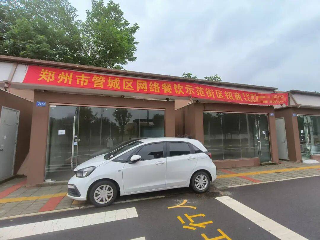 皇冠信用网
_年租金2万元!郑州人行道冒出一排铺面挤占盲道皇冠信用网
,郑州城管:是违建,取证完成会立案处理